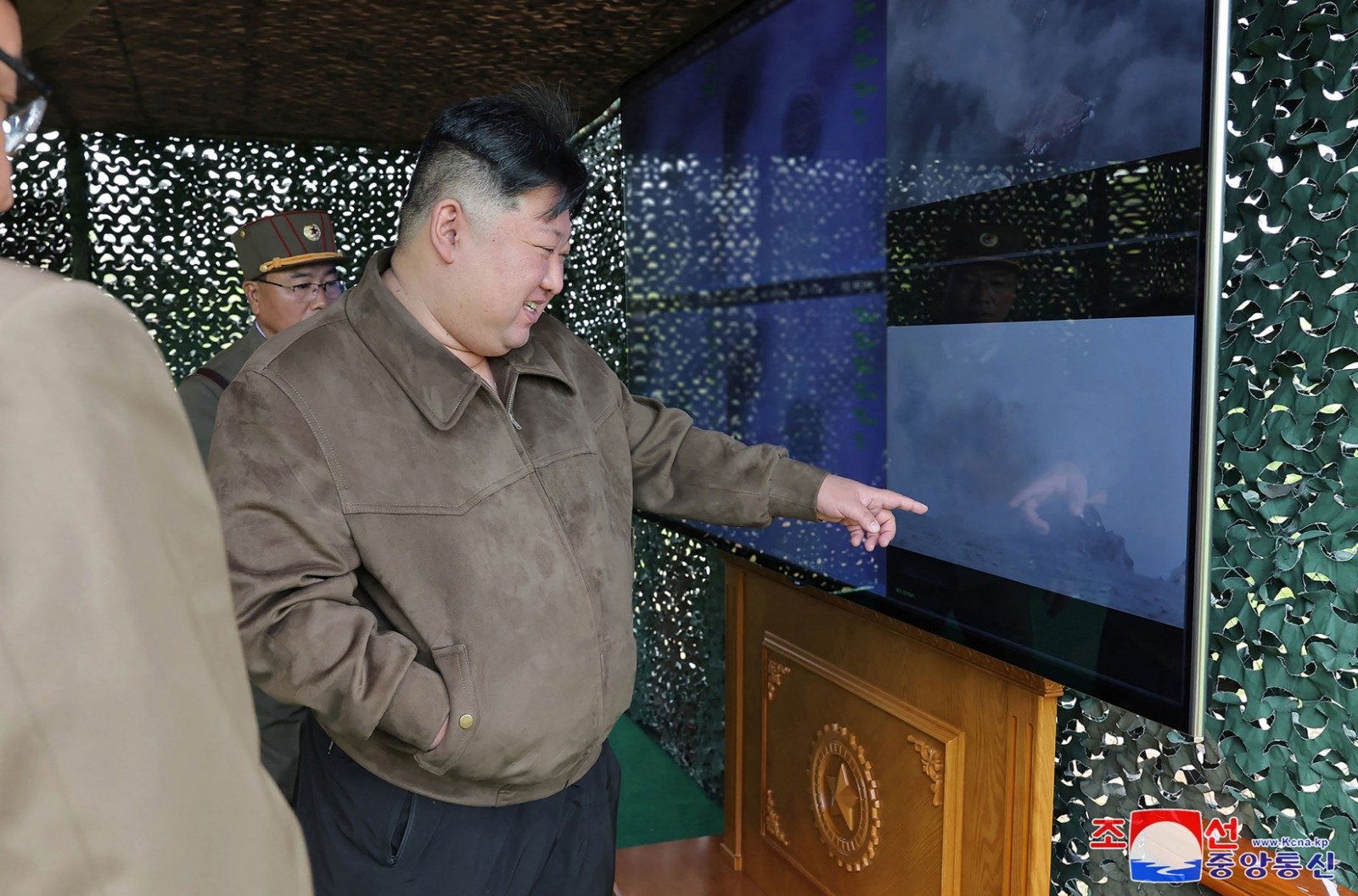 朝鲜周一在国家核武器综合管理体系——“核扳机”体系内进行超大型火箭炮发射训练，最高领导人金正恩现场指导。（图取自朝中社/法新社）