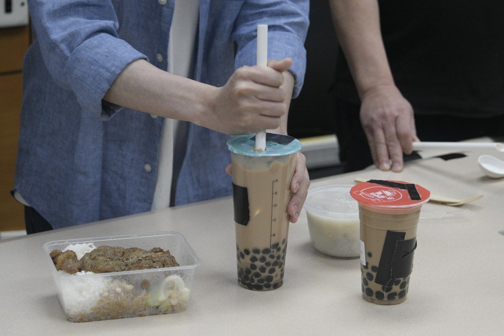 示范用纸质吸管插入包装珍珠奶茶。（图取自香港《星岛日报》）