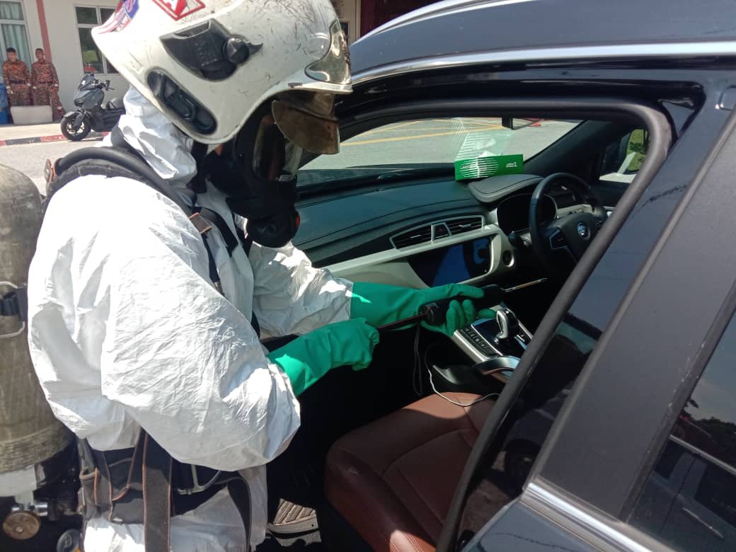 消拯局危险物品特别拯救队向车内外进行检测，惟检测结果正常，没发现化学物泄露。（图由消拯局提供）