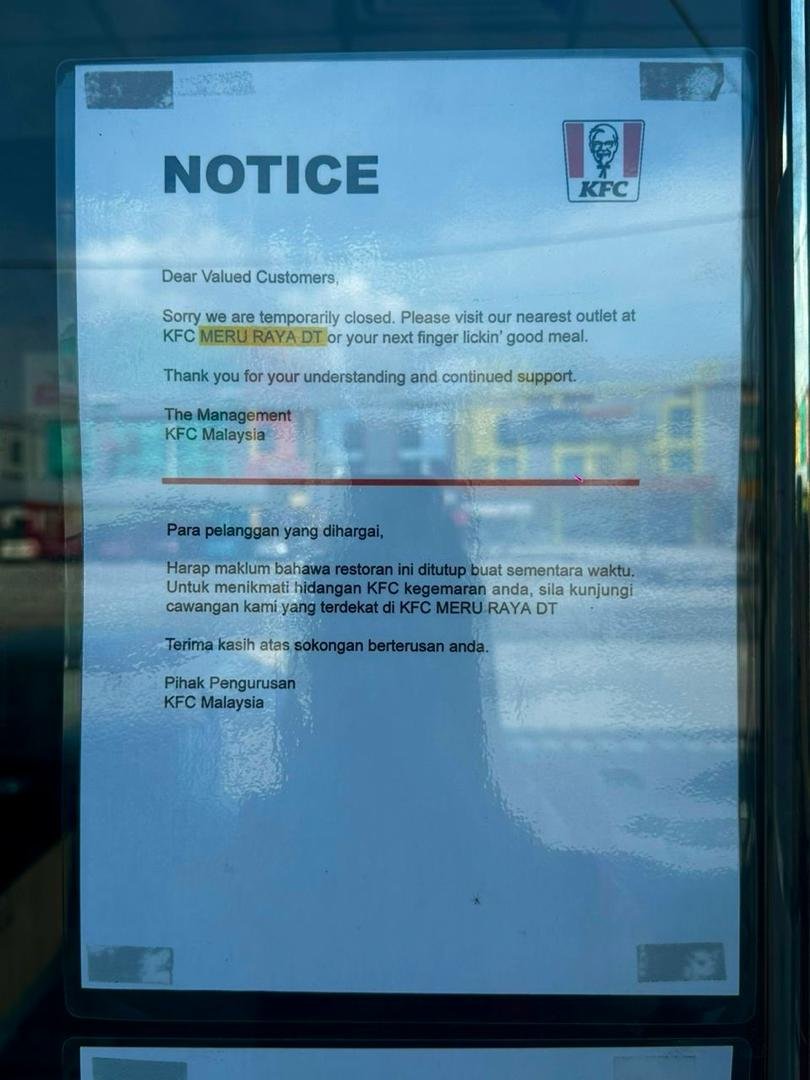 九洞肯德基分店玻璃门贴上通告，要求顾客前往邻近美露拉也分店。