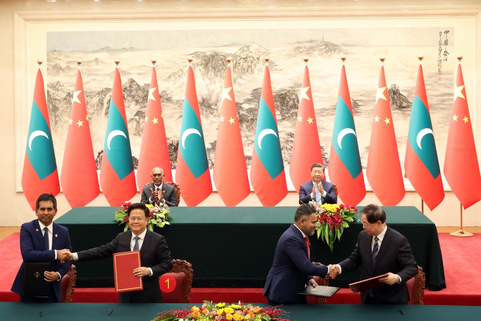 1月10日下午，中国国家主席习近平在北京人民大会堂同赴华进行国事访问的马尔代夫总统穆伊兹举行会谈。会谈后，两国元首共同见证签署双边合作文件。（图取自中新社）