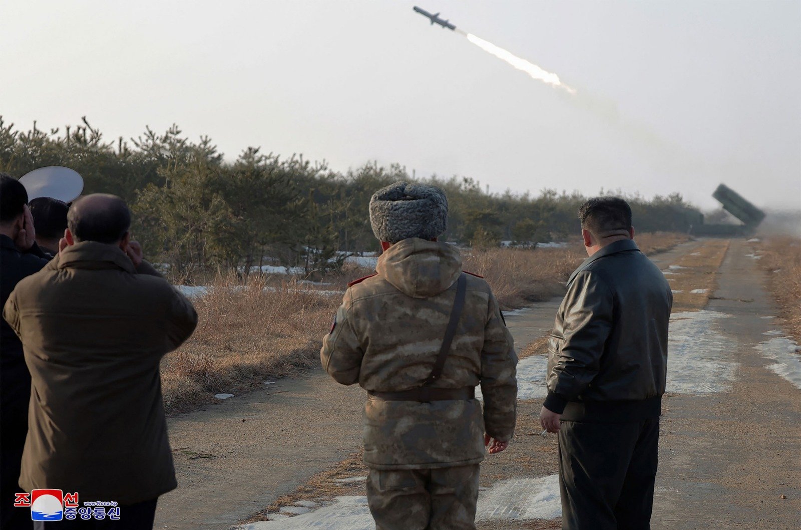 根据朝鲜官媒的报导，最高领导人金正恩（右）对“鱼鹰-6”型海军新型地对舰导弹的验收试射结果表示非常满意。（图取自朝中社/法新社）