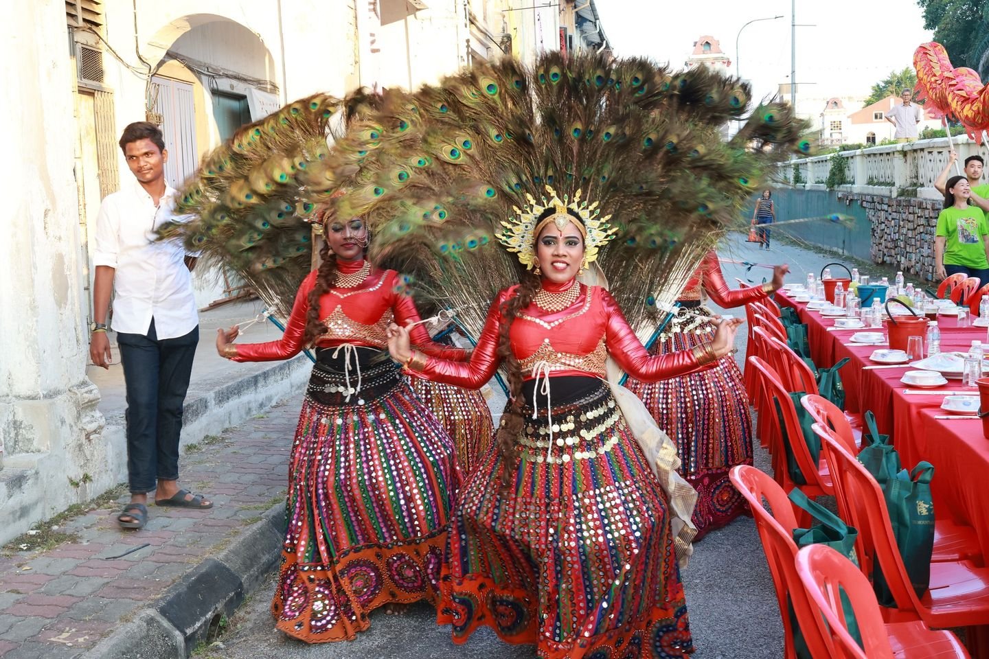 印裔同胞舞动孔雀舞为活动助兴。