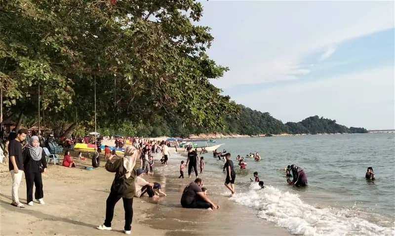 曼绒的直落峇迪海滩推行“远离香烟”运动，在落实初期，当局不会直接对付违例人士，而会以教育与劝告为主。