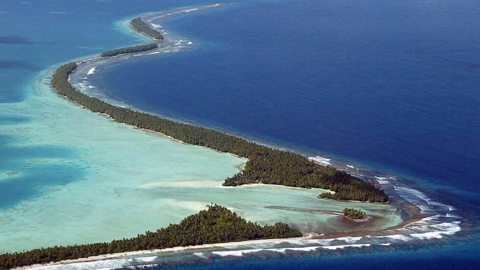 图为图瓦卢富纳富提环礁的海岸线，由于海平面上升，图瓦卢是世界上最脆弱的国家之一。（法新社档案照）