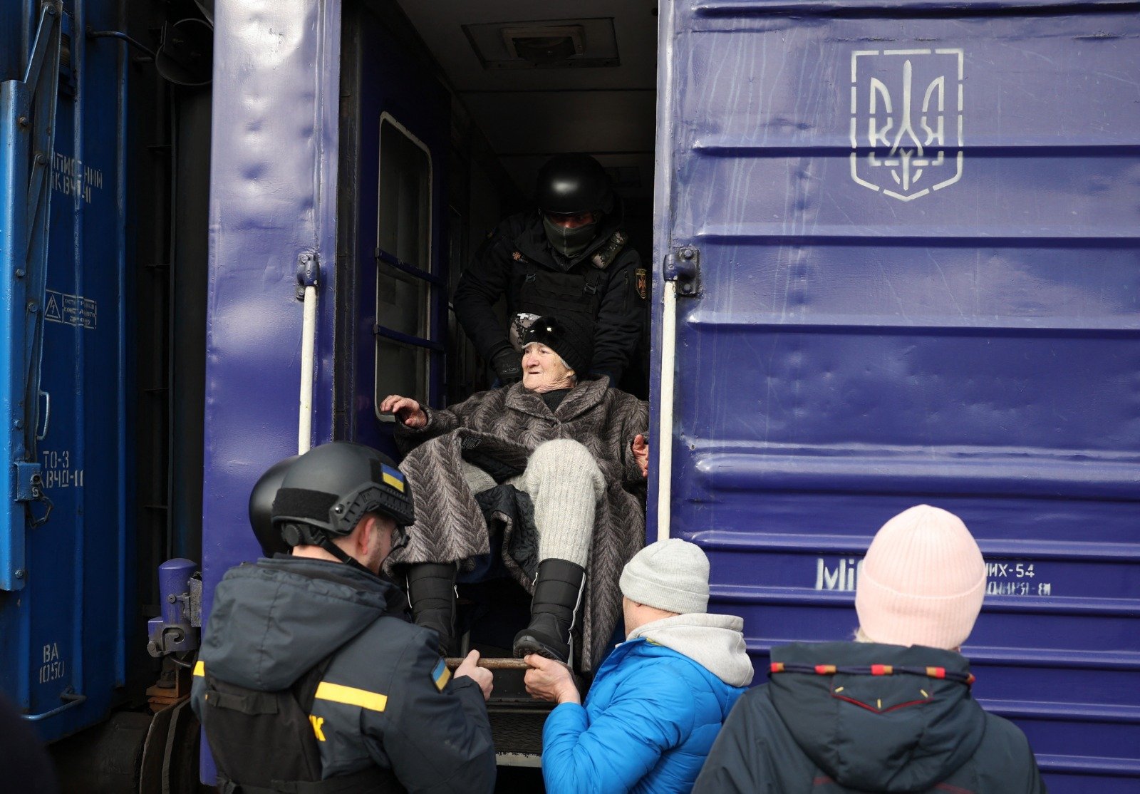 乌克兰国家紧急服务部门的人员于上周六在顿涅茨克的波克罗夫斯克（Pokrovsk），协助82岁的老妇登上疏散列车。（图取自法新社）
