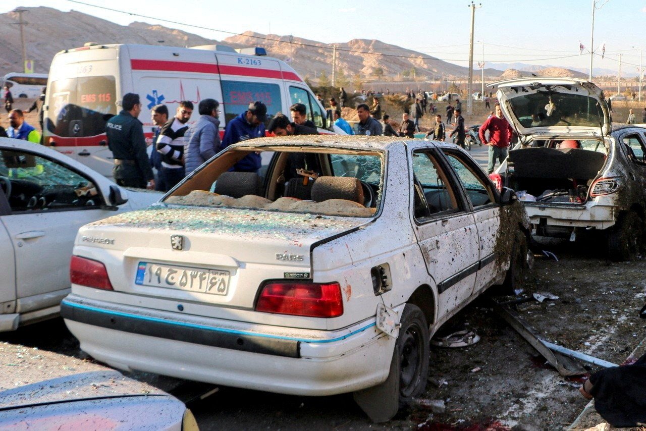 爆炸现场的汽车玻璃都被震碎，足见爆炸威力强大。（图取自WANA/路透社）