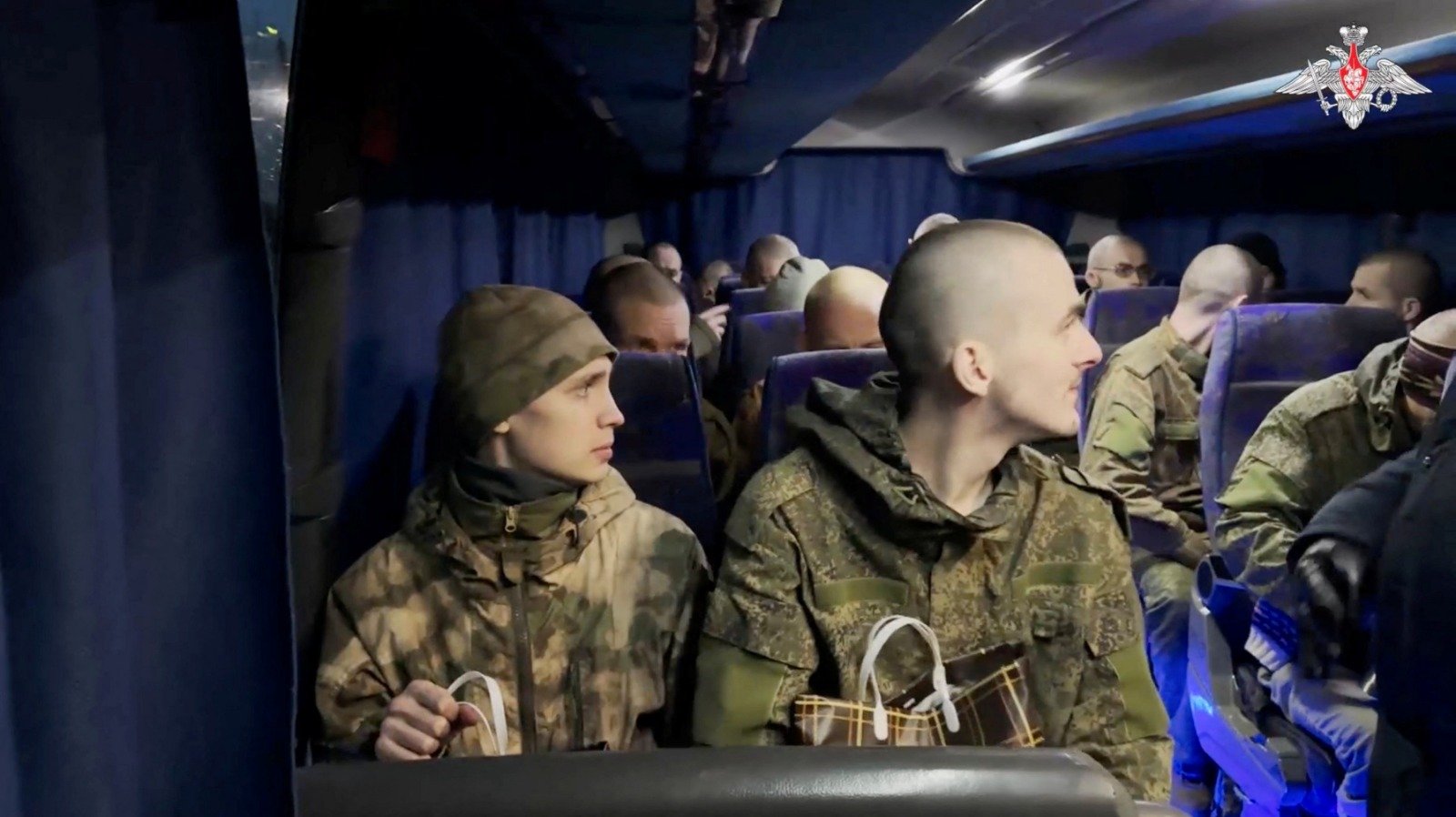 在一辆巴士上，一群从乌克兰被换回的俄罗斯军人。（图取自俄罗斯国防部/路透社）