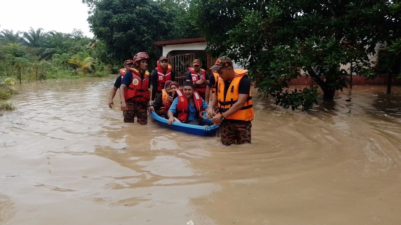 乌鲁地南多个低洼地区遭遇水灾，消拯人员协助将灾黎疏散至安全地区。（图取自柔消拯局）