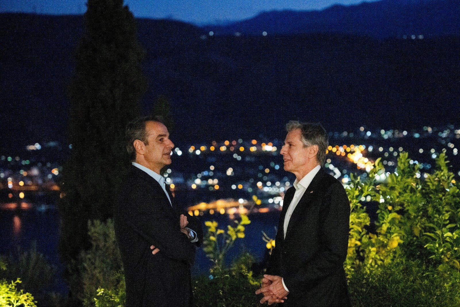 美国国务卿布林肯（右）当地时间周六（6日），在希腊克里特岛会见希腊总理米佐塔基斯。（图取自路透社）