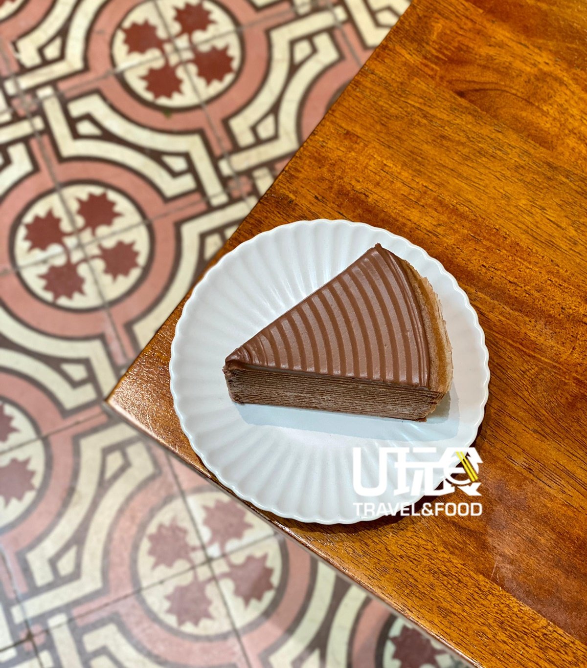 黑巧克力千层蛋糕采用的比利时黑巧克力，放入口内感受到融化的千层皮，夹带著黑巧克力的苦香。