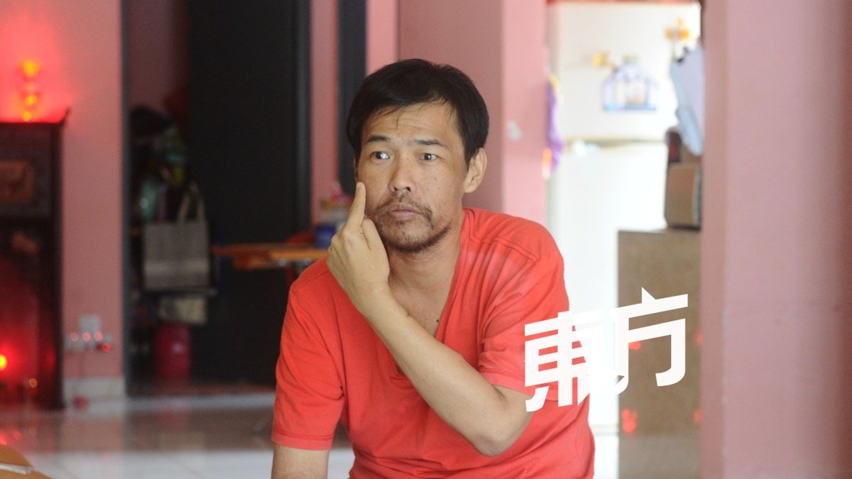吴志贤表示，他的左眼完全看不见，而右眼则在完成手术后恢复视力。