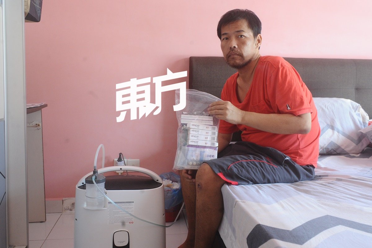 吴志贤向记者展示其制氧机和药物，并表示每晚必须戴上制氧机来入睡。