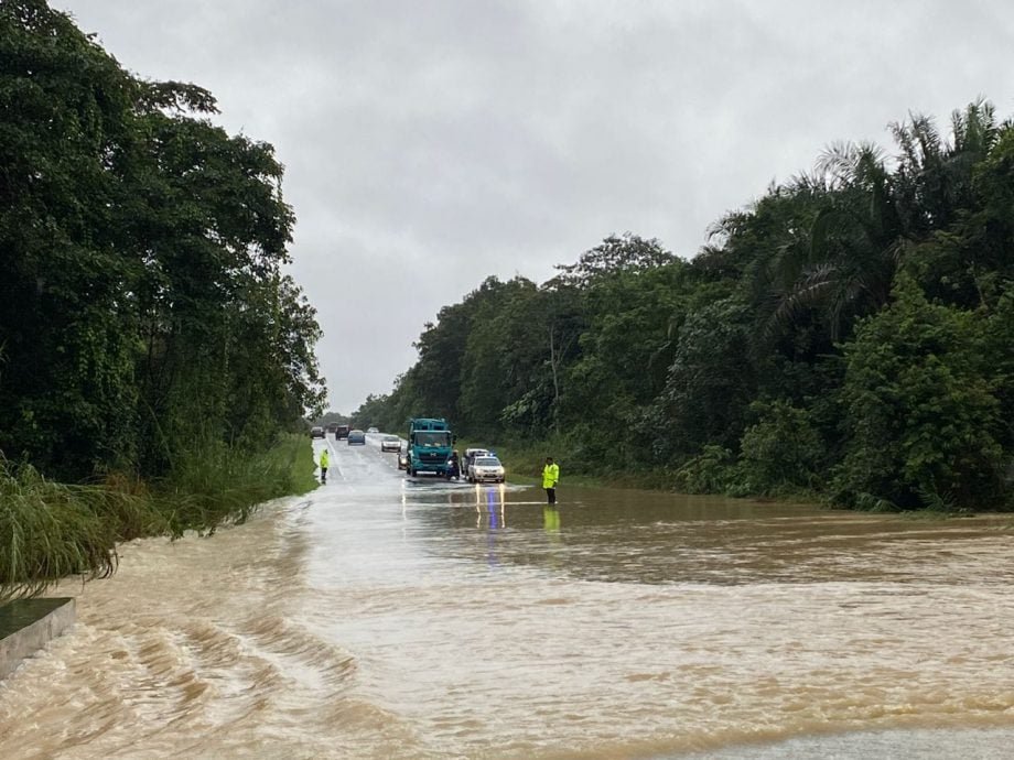 哥打丁宜多条道路因水位高涨而暂时禁止轻型车辆通行。