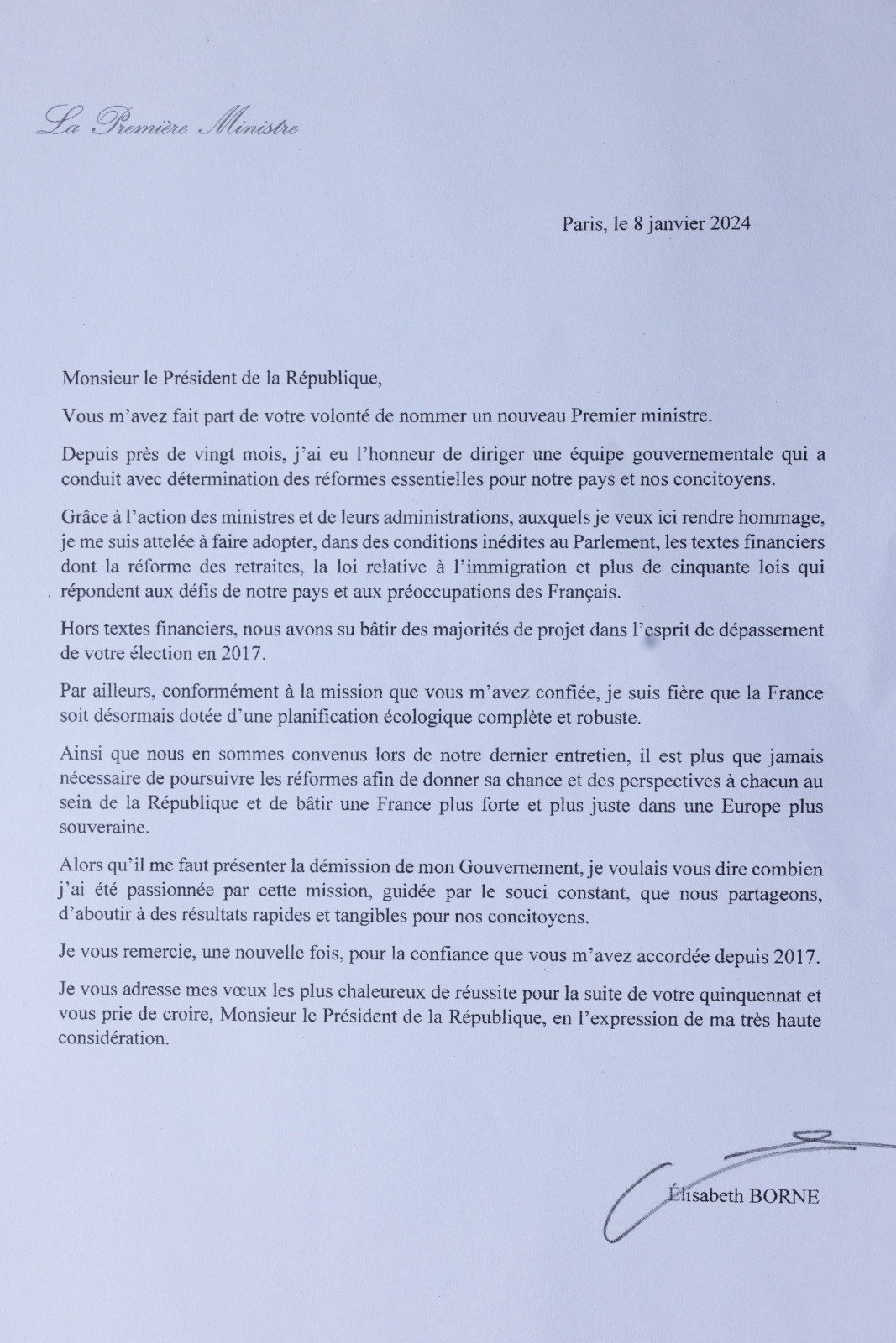 图为法国总理博尔内在当地时间周一，提交给总统马克龙的辞职信影印副本。（图取自法新社）