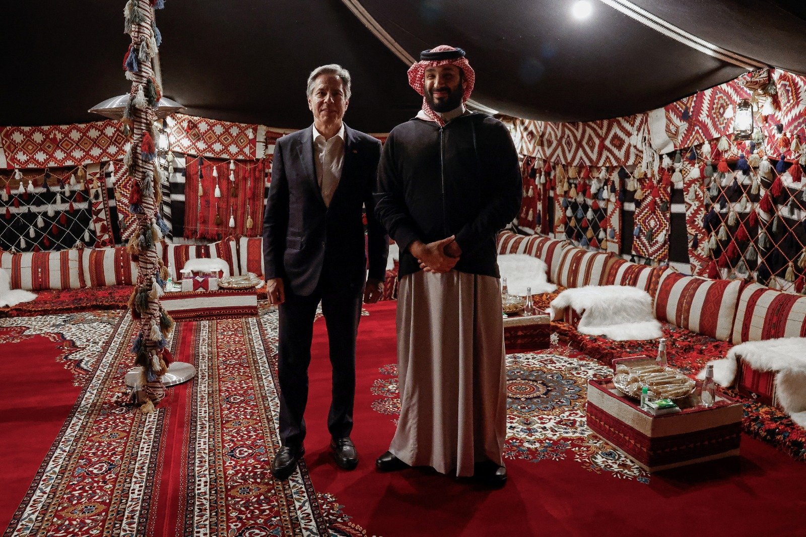 美国国务卿布林肯飞往以色列斡旋前，在沙地阿拉伯绿洲小镇阿尔乌拉会见了沙地王储穆罕默德。（图取自路透社）