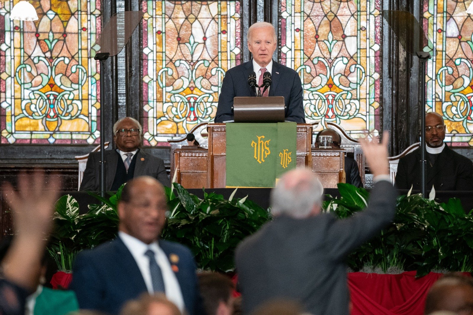美国总统拜登当地时间周一造访南卡罗来纳州查尔斯顿一所历史悠久的黑人教堂时，有抗议者高喊“立即停火”，与此同时也有支持者高呼“再做4年”。（图取自法新社）