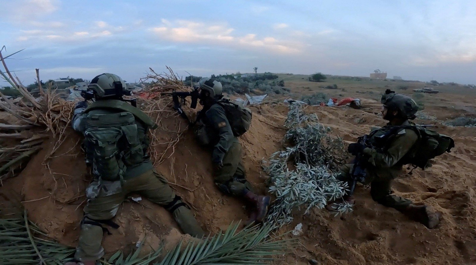 以色列军方周一发布的视频截图显示，在加沙地带打击哈马斯武装分子的以色列士兵。（图取自以色列国防军/路透社）
