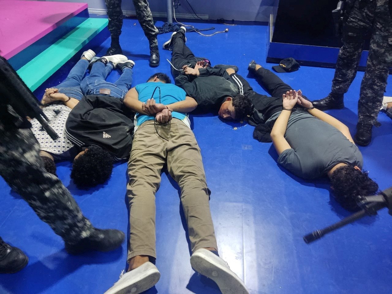警方其后攻入电视台并制服入侵者，之后在社群媒体上表示，事件一共逮捕了 13人，并贴出一班年轻男子躺在地板上、双手被绑在背后的照片。（图取自厄瓜多尔警方/路透社）