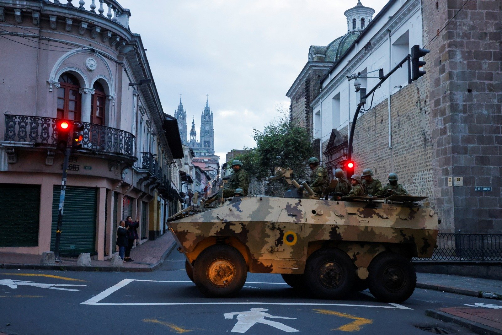 乘坐装甲车的厄瓜多尔士兵周二在城市中心巡逻。（图取自路透社）