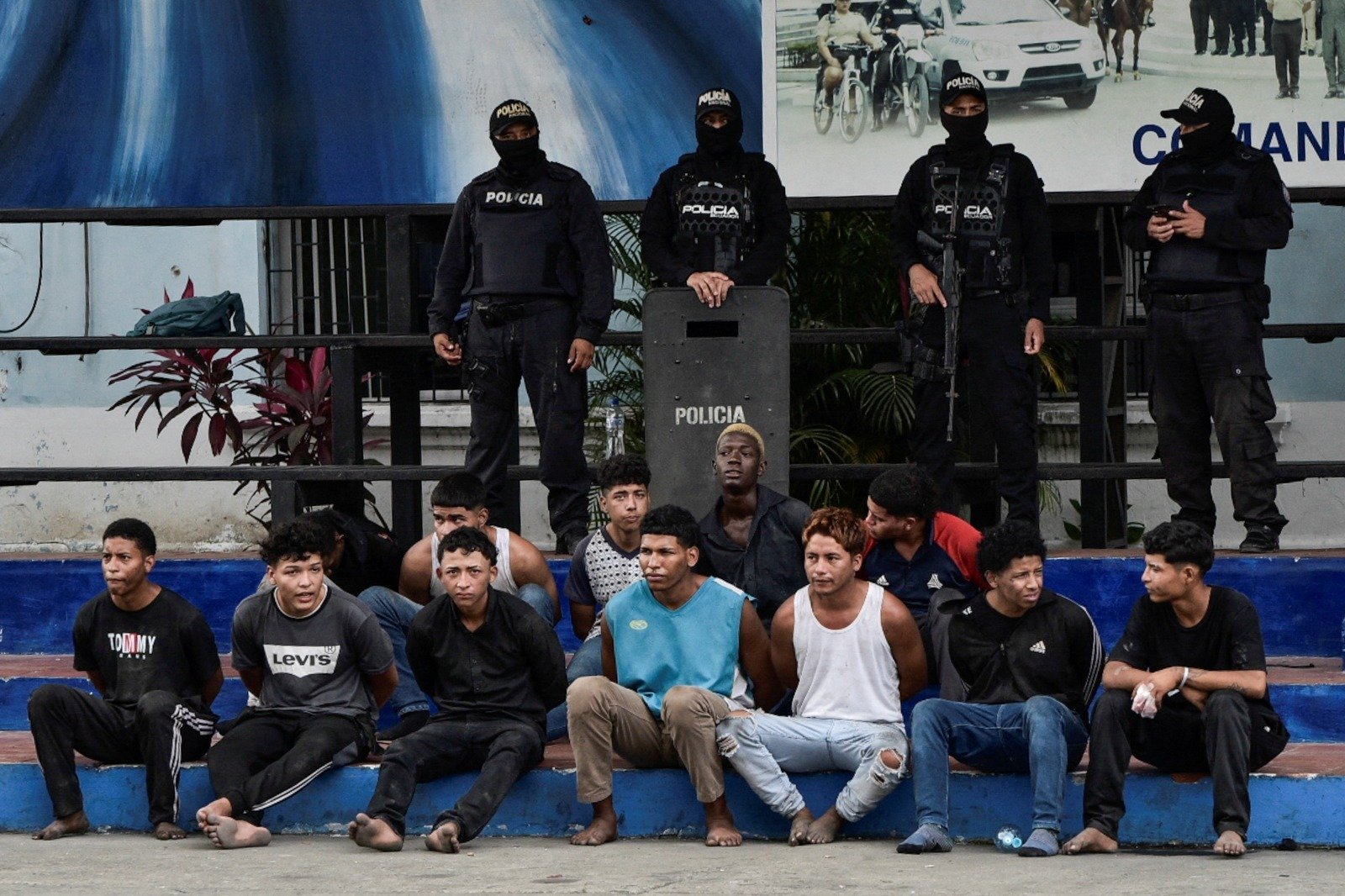 厄瓜多尔自紧急状态开始以来，已经逮捕了329名犯罪分子。图为周三警察逮捕的闯入一家电视台短暂挟持人质的枪手。（图取自路透社）