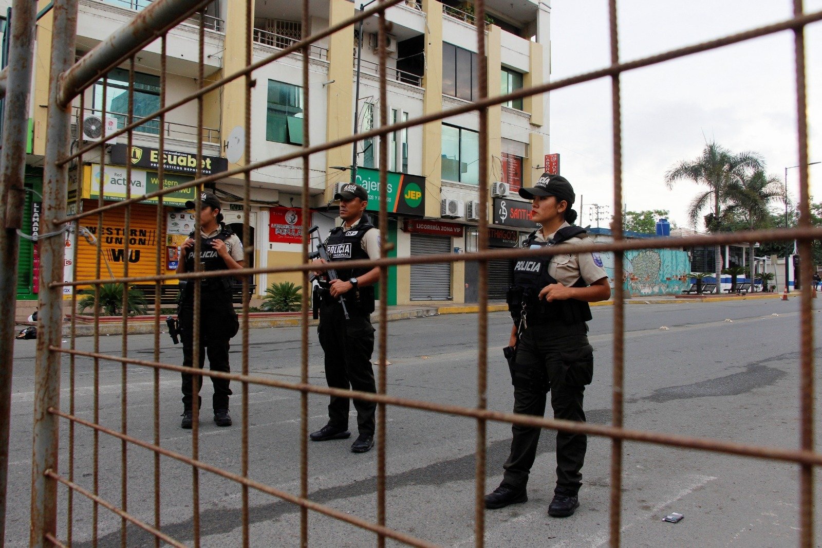 厄瓜多尔发生多宗暴力事件后，警察在边境瓦基利亚斯附近站岗，秘鲁政府宣布与厄瓜多尔边境地区进入紧急状态。（图取自路透社）