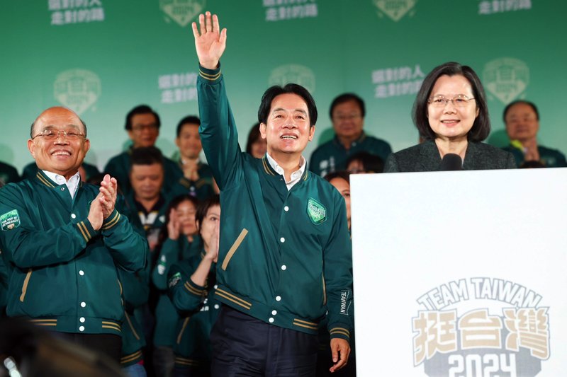 台湾民进党总统候选人赖清德（中）上周六（13日）晚间宣布胜选并举行国际记者会，随后也与总统蔡英文（右）一同现身竞总开票之夜现场，向支持者致意。（图取自中央社）