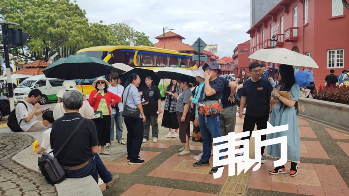 自免签证政策落实，不少中国游客选择跟随旅行团前来马来西亚观光。