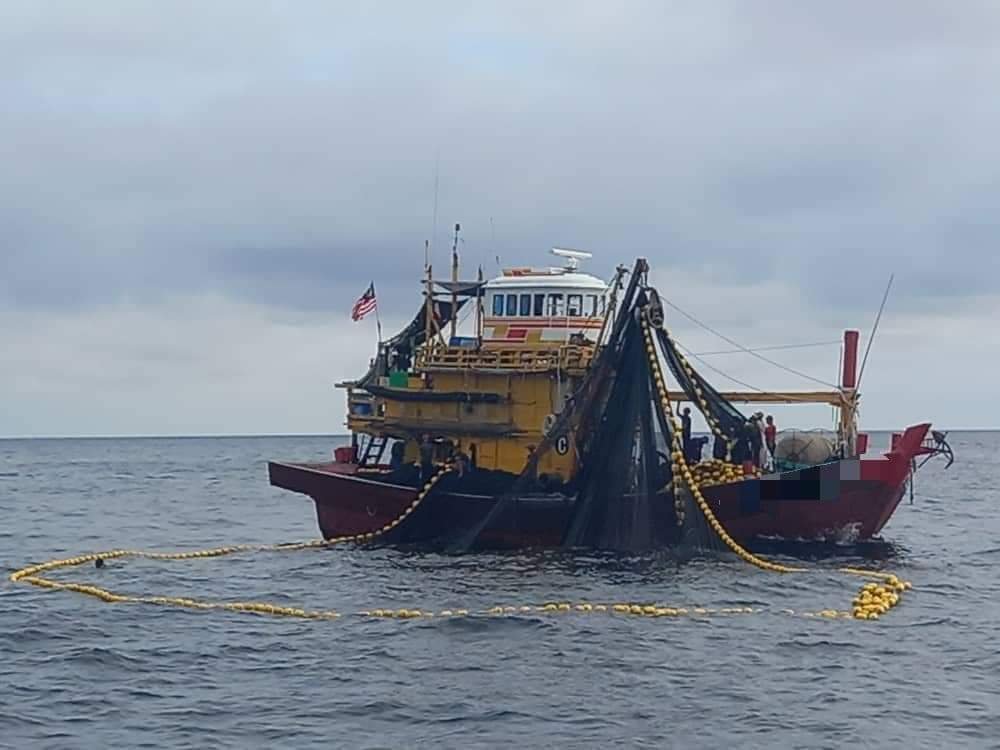 深海作业C型渔船涉嫌违反多项法令，且还藏有疑是哥冬水液体，结果船只遭海事执法机构扣押调查。（图取自海事执法机构面书）