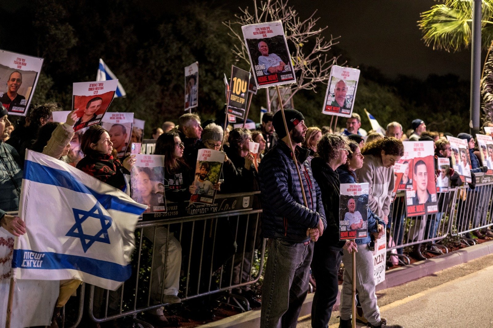 抗议者当地时间周六（27日）晚在特拉维夫北部凯撒利亚，也就是以色列总理内塔尼亚胡私人住所所在处外集会，施压政府带回仍被哈马斯扣押在加沙的人质。（图取自法新社）
