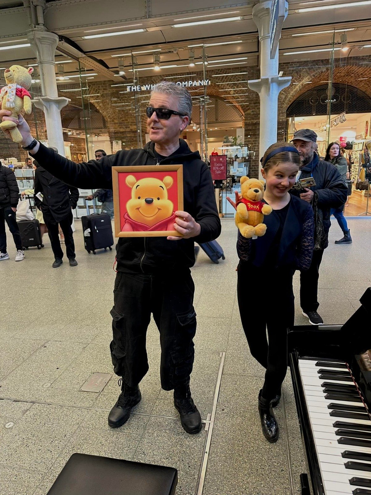 英国钢琴家卡瓦纳本月19日在伦敦直播时遭中国小粉红乱入，他上周五带小熊维尼玩偶重回现场。（图取自面子书/Dr K Boogie Woogie）