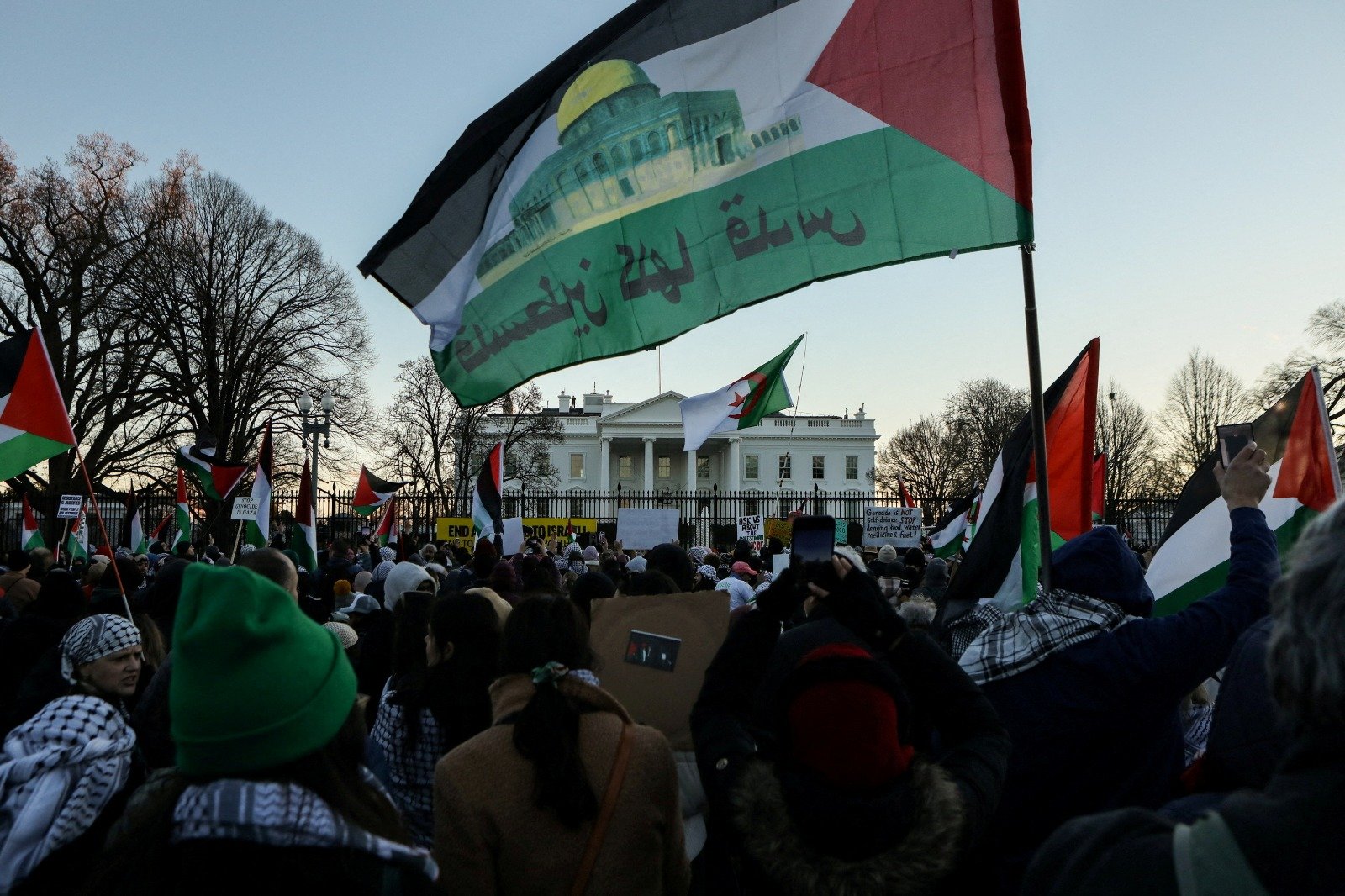 1月13日在美国华盛顿白宫附近的拉法叶公园，示威者在反战游行期间高喊口号，声援巴勒斯坦人。（图取自路透社）