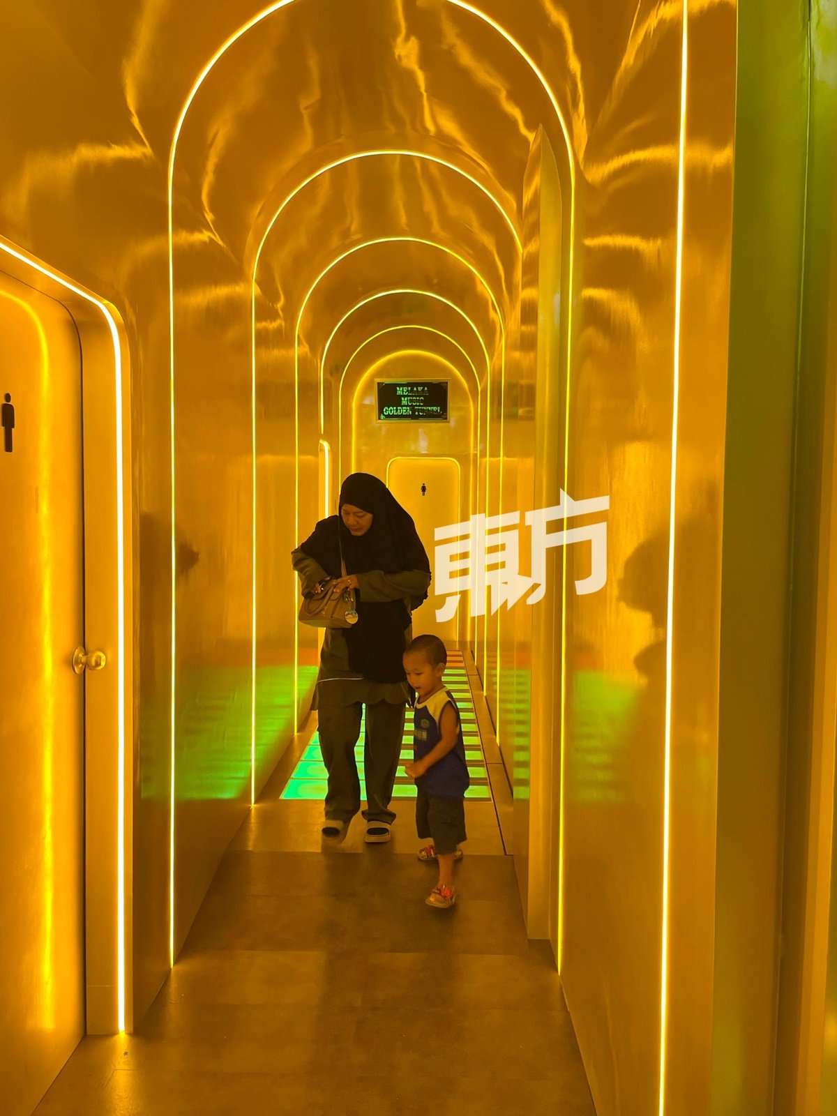 访客经过黄金音乐隧道，即有悦耳音乐响起。