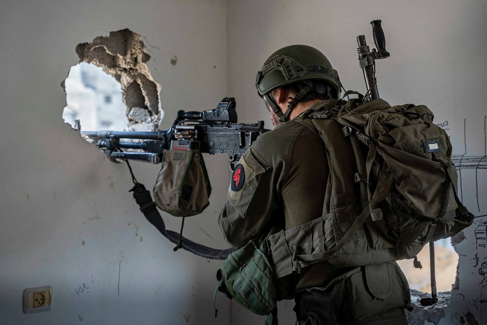 以色列军方周二发布的照片显示，在加沙地带与武装分子作战的以色列士兵。（图取自以色列陆军/法新社）