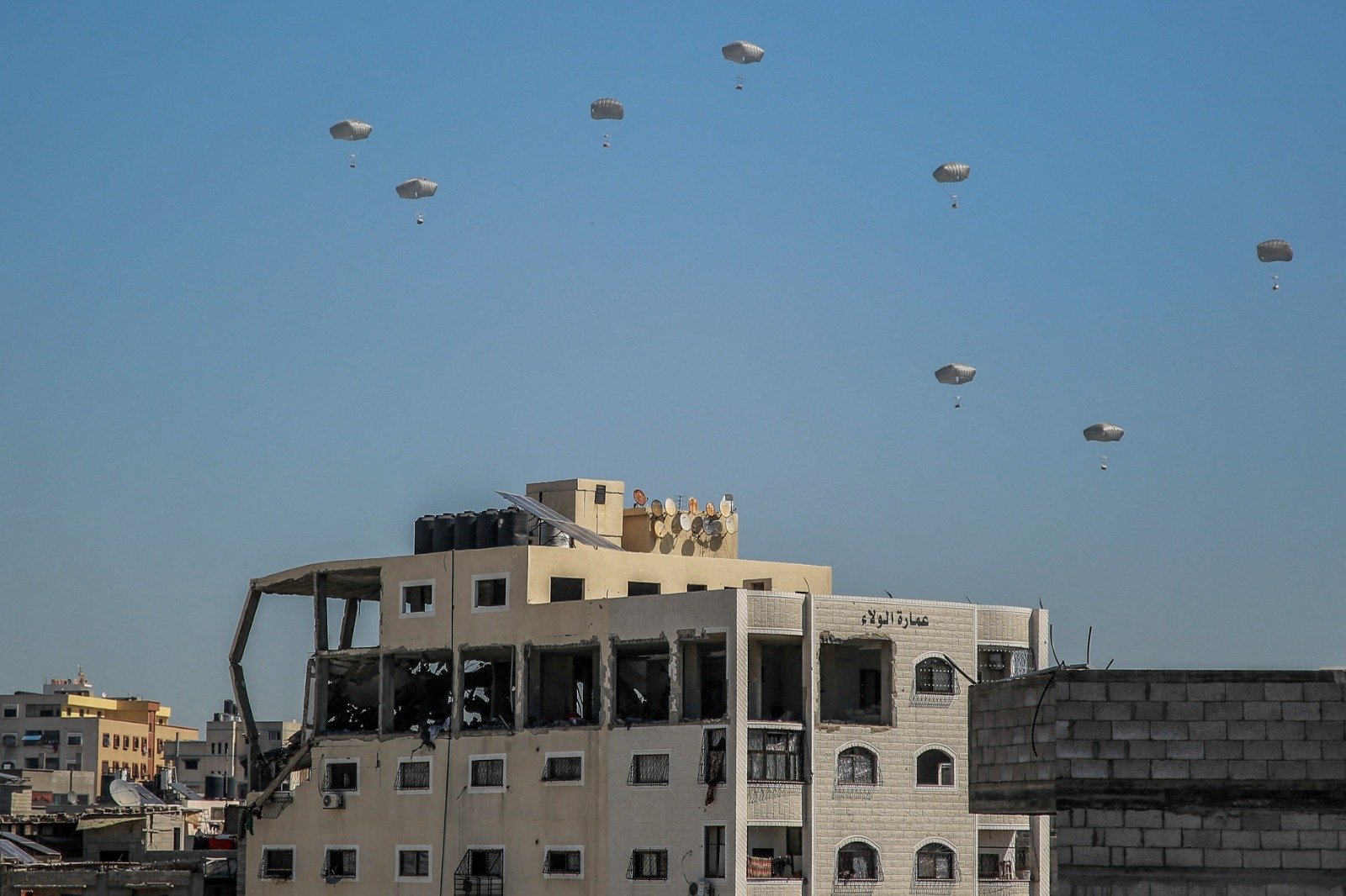 根据约旦媒体报导，约旦、法国、美国和埃及联合行动于周二向加沙北部空投援助物资。（图取自法新社）