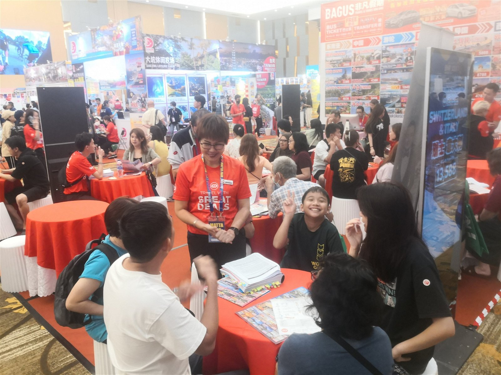2024年柔州马来西亚国际旅游展（2024 Johor MATTA Fair）新山站即日起至本月10日（周五至周日）一连三天在AICC举办，首天就吸引大批民众到访洽询旅游配套。