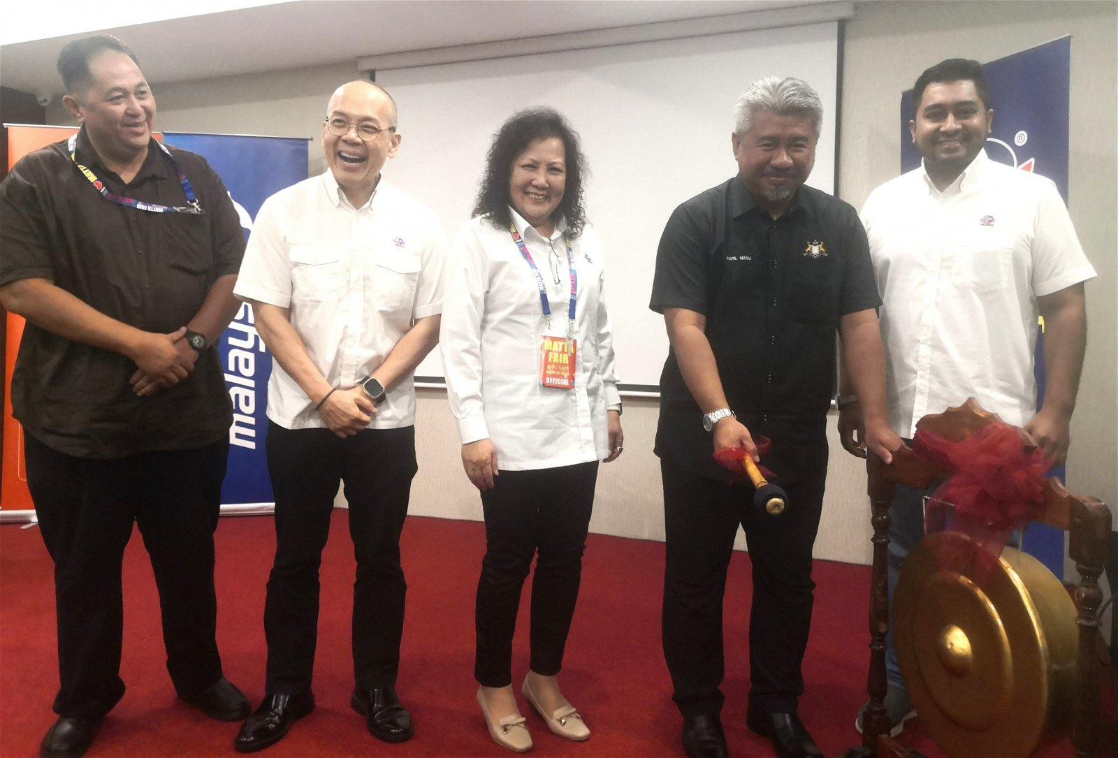 沙里尔尼占（左4）代表柔州大臣为2024 Johor MATTA Fair新山站主持开幕，一旁为赛夫安华（左起）、许光标、李慧贞及莫哈末法依兹。