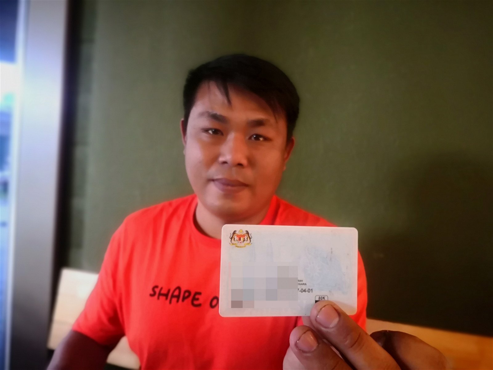 陈伟仁展示其目前正在使用的第四版身份证。