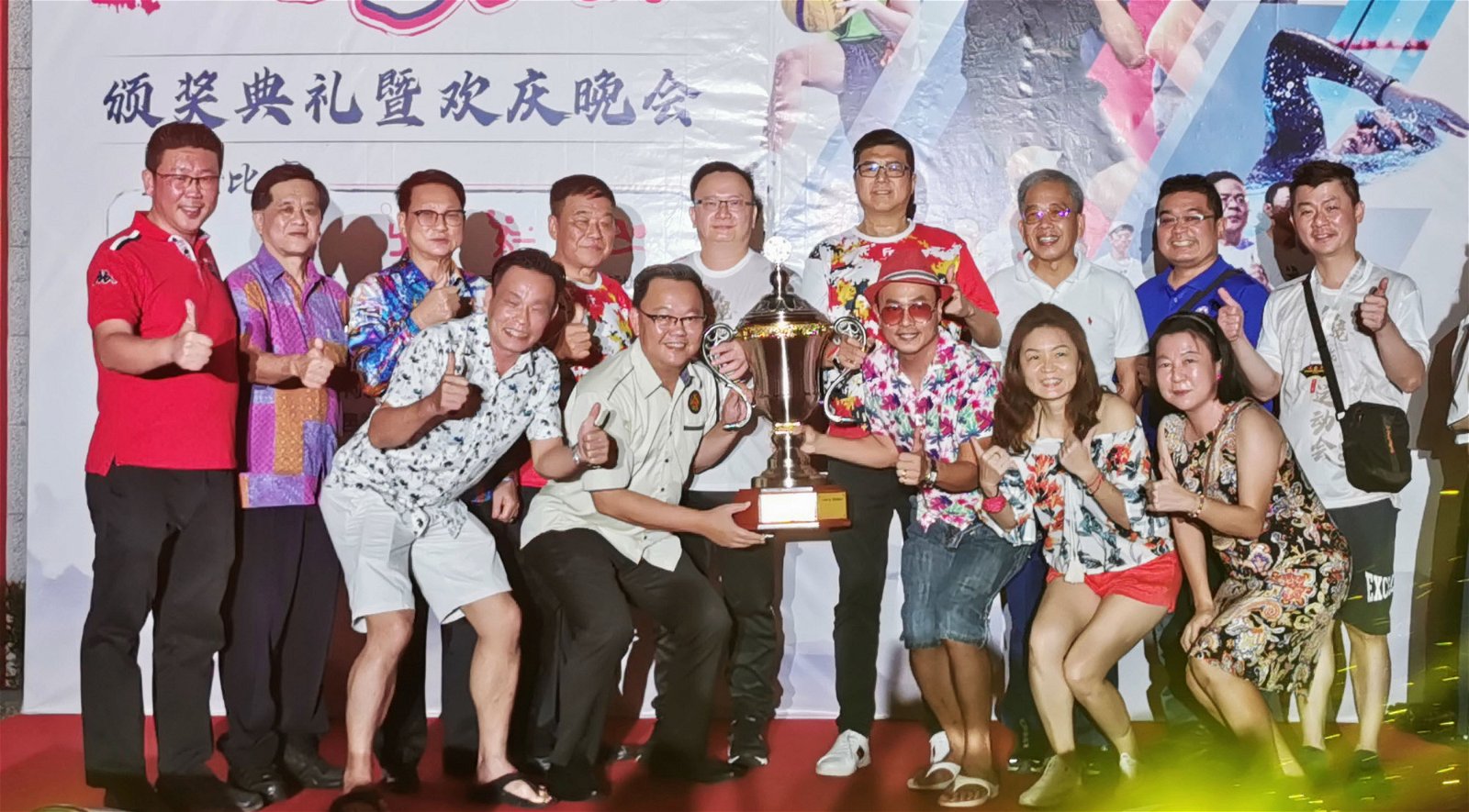 福泽园福建总祠夺得迷你马拉松团体赛冠军，陈劲仁（前排左2起）及吴金星代表领取“常年杯”。