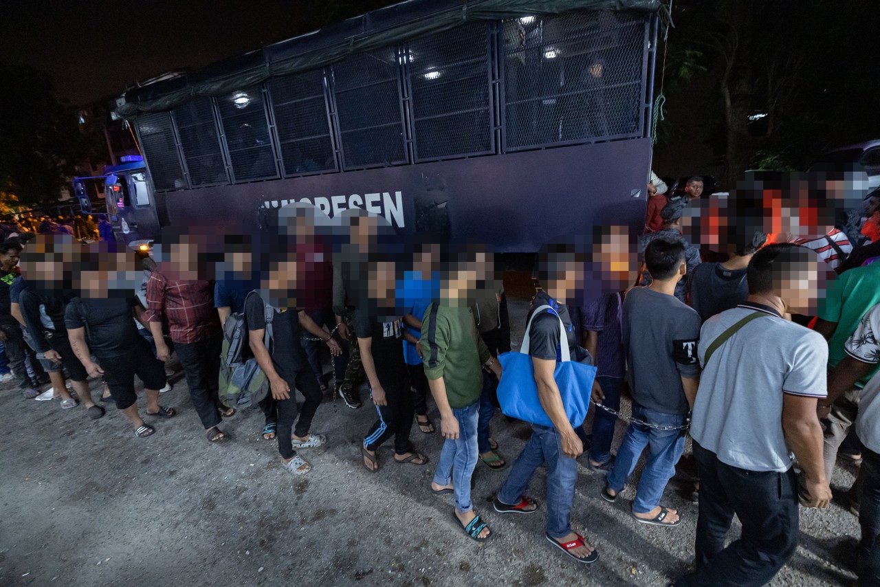 受扣查外籍人士被带返霹雳内政大厦移民执法部门。
