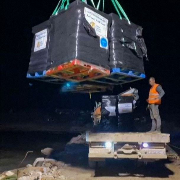 视频截图显示，美国慈善机构“世界中央厨房”的成员从Open Arms船上将向加沙地带提供的粮食援助，卸载到被围困的加沙沿岸。（图取自WORLD CENTRAL KITCHEN /法新社）