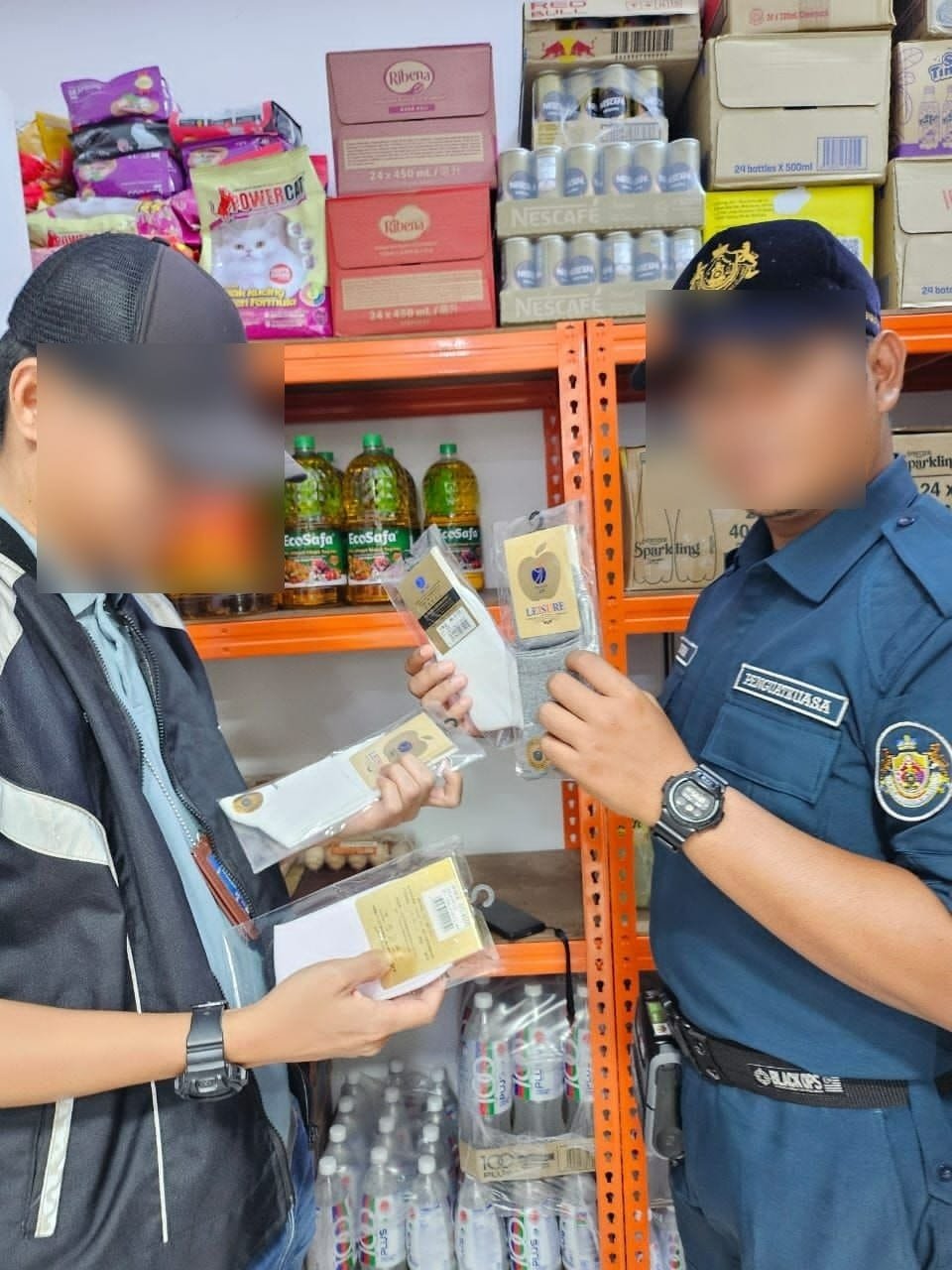 居銮一间KK超市因货物摆放阻碍通行，被开罚单。（图取自居銮市议会面子书）