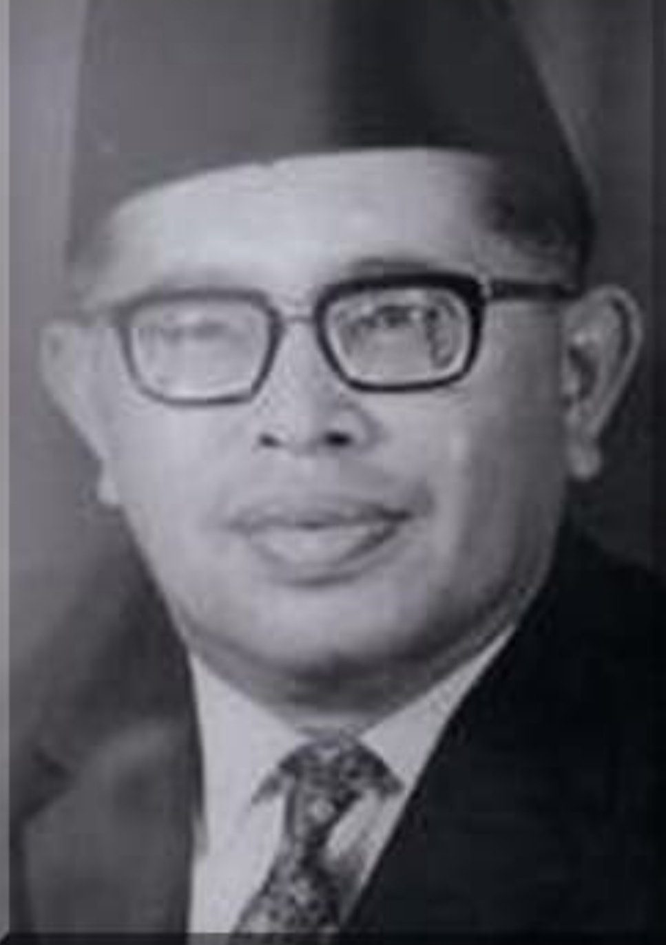 莫哈末卡查里曾2次出任霹州务大臣，及担任农业部长。