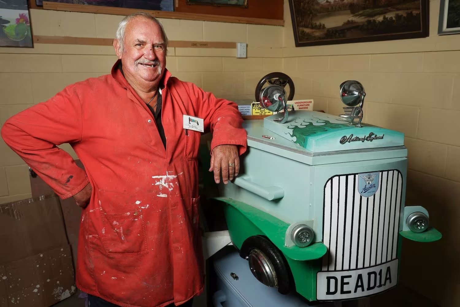 凯文·海沃德（Kevin Heyward）的棺材设计灵感来自于奥斯汀·希利的古董车，还有“车牌”为“DEAD1A”。（图：法新社）