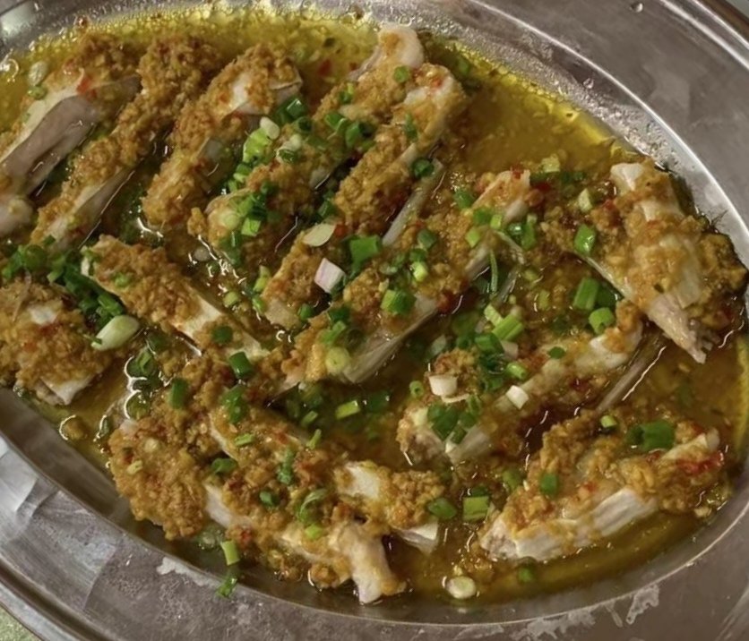 酱蒸西刀鱼腩是玲珑酒家的招牌河鲜，最受老饕喜爱。（图由新合益海鲜酒楼提供）