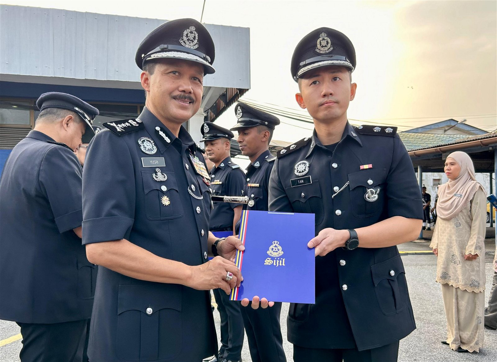 莫哈末尤斯里（左起）颁发表扬状给霹雳警察总部反风化、肃赌和社会党取缔组（D7）警长陈嘉康。