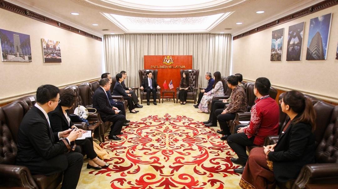 马来西亚议员代表团与中国上海市政协代表团在国会大厦内进行会面与交流。