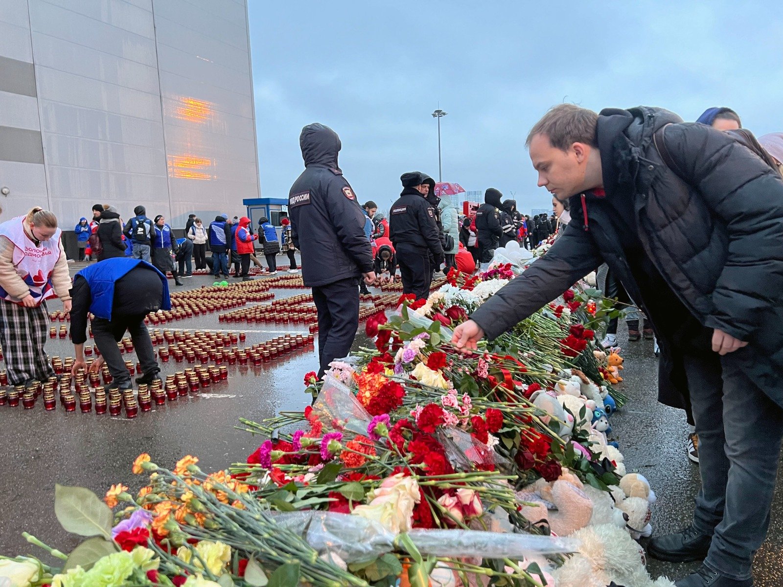 俄罗斯于周日设全国哀悼日，悼念周五日发生在莫斯科州克拉斯诺戈尔斯克市番红花市政厅恐怖袭击事件中的遇难者。（图取自中新社）