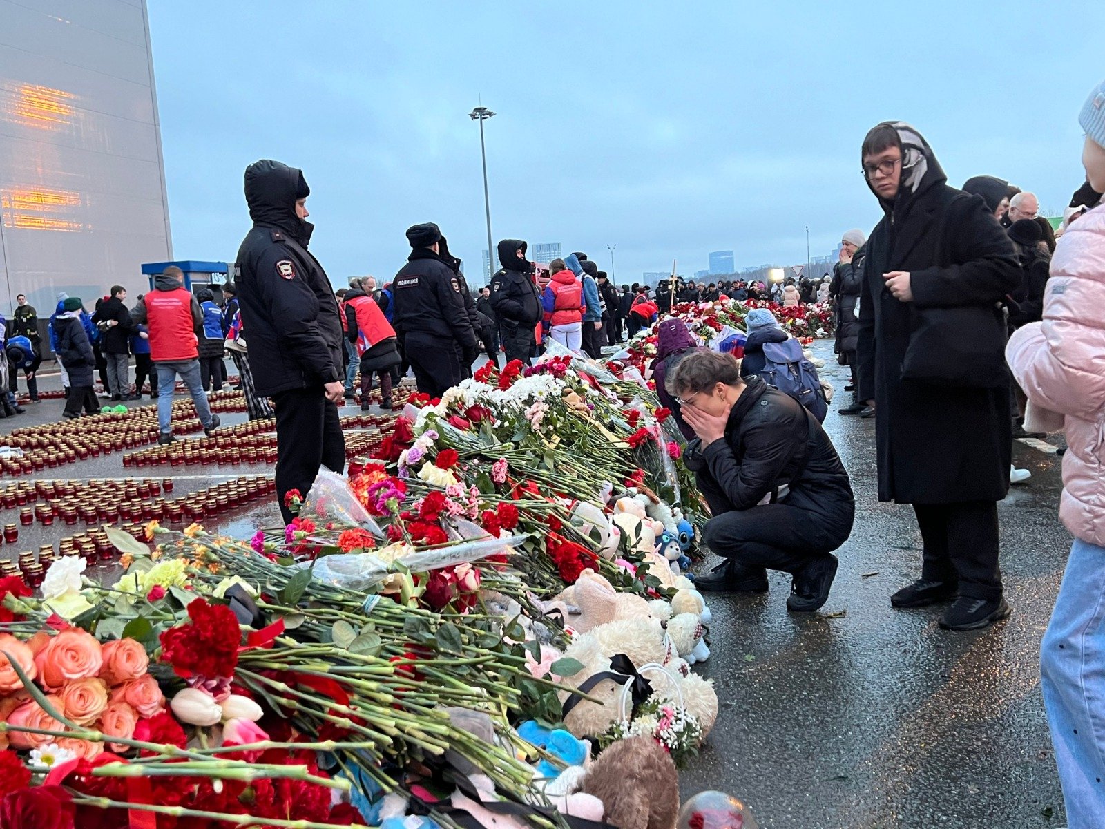俄罗斯在周日举行全国哀悼日，悼念本月22日发生在莫斯科州克拉斯诺戈尔斯克市“番红花市政厅”音乐厅恐怖袭击事件中的遇难者。图为民众在恐袭事件现场附近献花悼念。（图取自中新社）