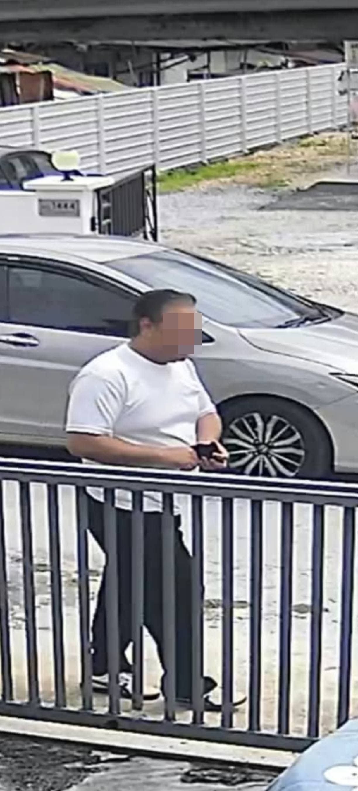 闭路电视画面拍下涉案男子尾随卢生南进入住家的过程。（图取自社交媒体）
